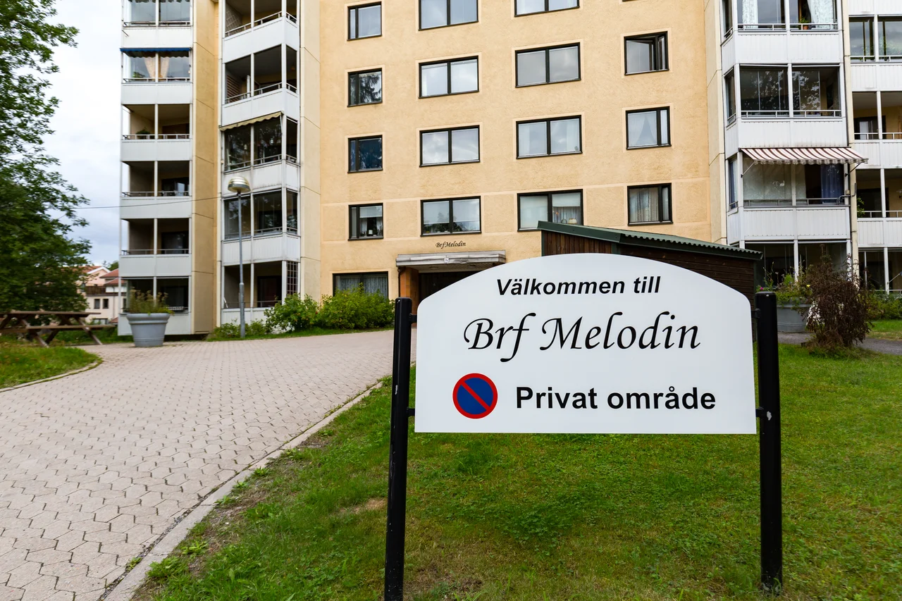 Skylt med texten Välkommen till Brf Melodin, privat område