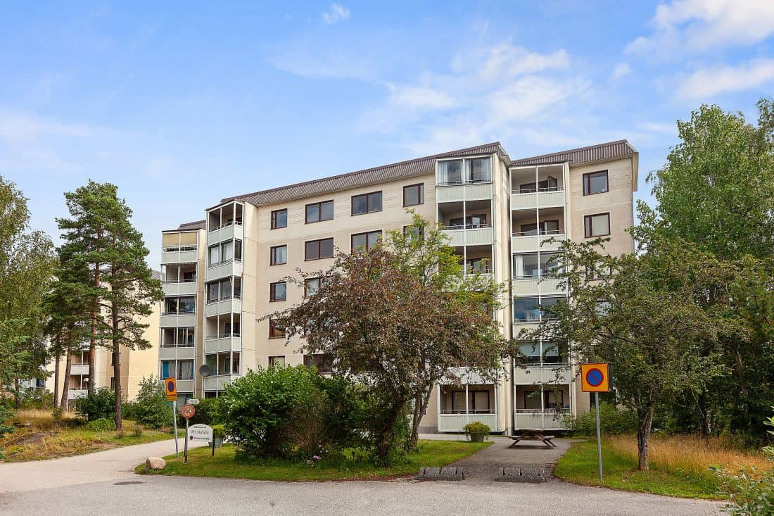 Fasad med inglasade balkonger en sommardag